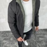 Muška jakna sa dva lica u crno-maslinastoj kombinaciji. Prikaz crne strane.