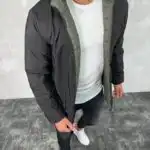 Muška jakna sa dva lica u crno-maslinastoj kombinaciji. Prikaz crne strane.