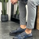 Muške aligator cipele u teget boji sa dvostrukom kopčom od prave kože. Kombinacija sa sivim pantalonama.