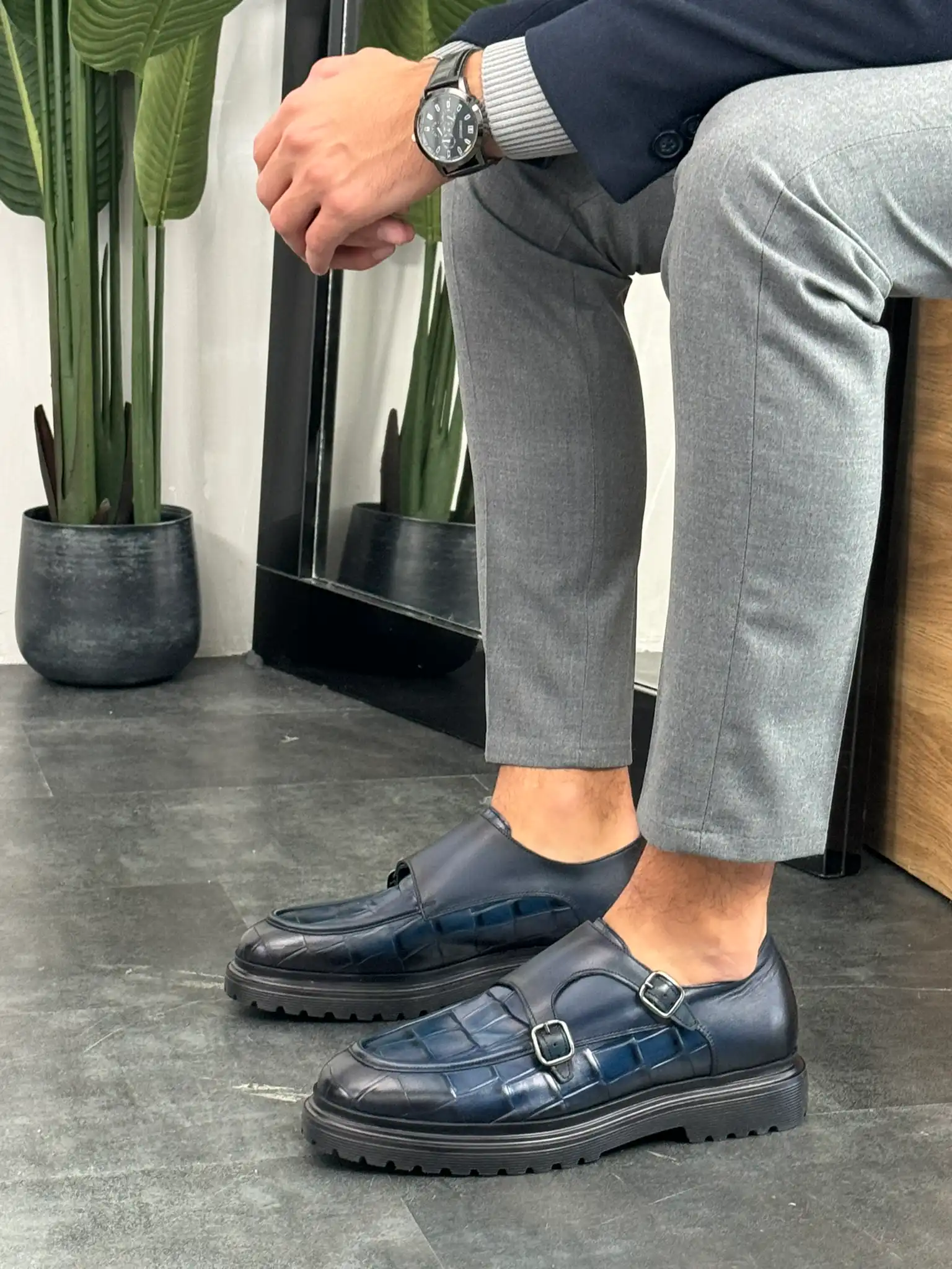 muske-elegantne-cipele-teget-aligator-kozne-ter8132-slika3 Muške aligator cipele u teget boji sa dvostrukom kopčom od prave kože. Kombinacija sa sivim pantalonama.