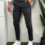 Muške crne karirane pantalone sa smedjim detaljima. Prednji i bočni prikaz.