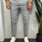 Muške svetlo sive karirane pantalo sa elegantnim dizajnom. Prednja strana.