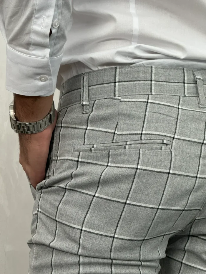 Detaljan prikaz kariranih motiva na zadnjoj strani pantalona.