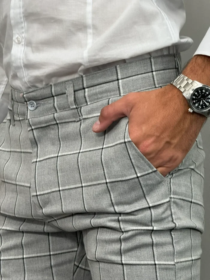 Detaljan prikaz kariranih motiva na prednjoj strani pantalona.