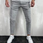 Muške karirane pantalone u svetlo sivoj boji sa crno belim motivima. Slika prednje strane.