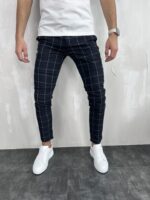 Muške teget pantalone sa belim kariranim linijama, prednji prikaz u slim fit kroju.