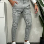 Muške karirane pantalone u svetlosivoj boji, bočni prikaz.