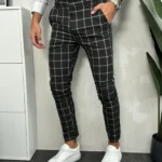 Muške karirane pantalone crne boje, slim kroj sa uskim nogavicama.