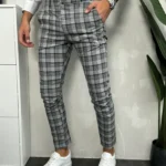 Muške sive karirane pantalone sa tamnijim dezenima. Prednji i bočni prikaz.