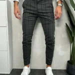 Muške karirane pantalone u tamno sivoj boji sa istaknutim crnim prugama. Prednji prikaz.