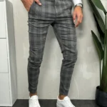 Muške tamnosive karirane pantalone, slim fit kroj sa elegantnim uzorkom.