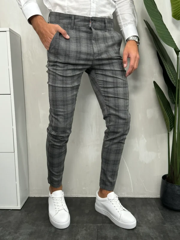 Muške tamnosive karirane pantalone, slim fit kroj sa elegantnim uzorkom.