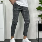 Muške tamno sive karirane pantalone, prednji prikaz sa modernim slim fit krojem.