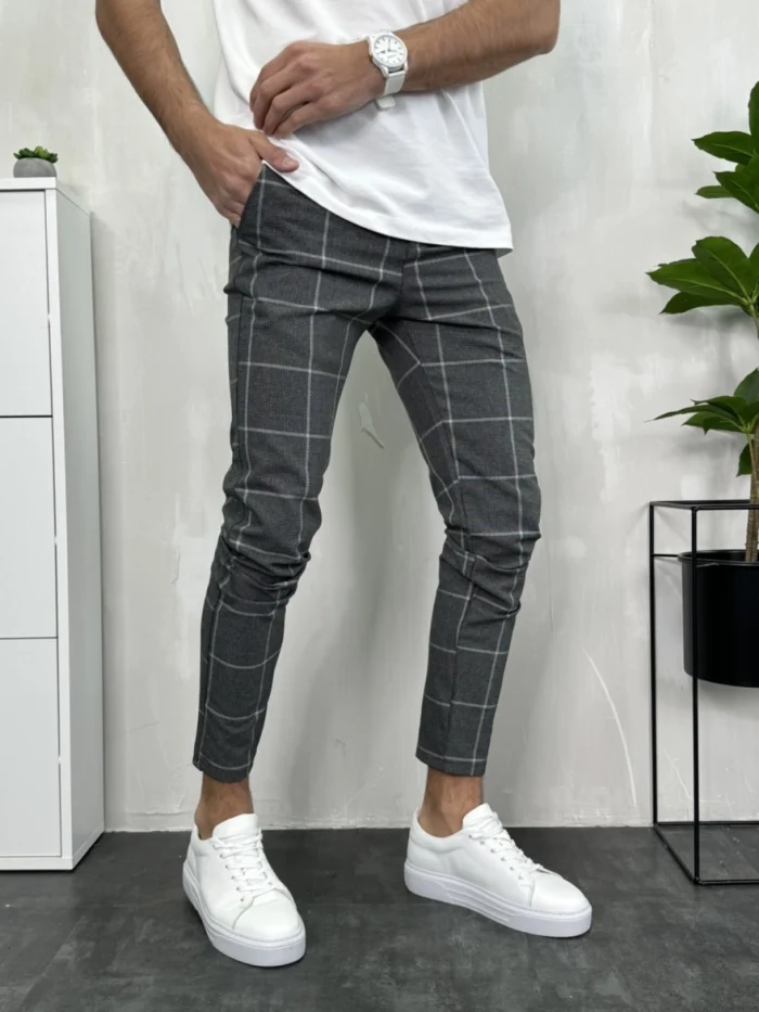 Muške tamno sive karirane pantalone, prednji prikaz sa modernim slim fit krojem.