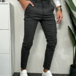 Muške karirane pantalone u tamnosivoj boji sa crnim motivima, bočni prikaz.