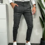 Muške tamno sive pantalone, bočni prikaz.