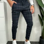 Muške karirane pantalone u teget boji sa smedjim motivima, bočni prikaz.