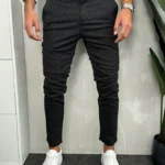 Muške prugaste pantalone u tamno sivoj boji. Prednji prikaz.