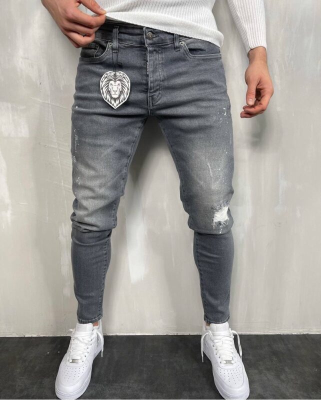 Muške sive farmerke sa cepanjem na kolenima, prednji prikaz.