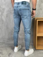 Muške svetlo plave slim fit farmerice sa pocepanim detaljima - Slika 5