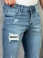 Muške svetlo plave slim fit farmerice sa pocepanim detaljima