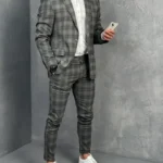 Muško karirano slim fit odelo – moderno i elegantno