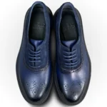 Muške elegantne cipele u teget boji, prikaz odozgo.