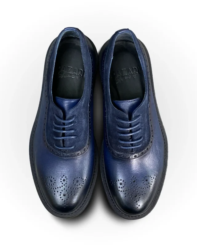 Muške elegantne cipele u teget boji, prikaz odozgo.