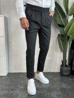 Elegantne crne pantalone sa visokim pojasom i plisiranim detaljima, bočni pogled