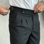 Crne muške pantalone sa podesivim pojasom i dugmićima na struku, krupni plan
