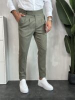 Elegantne muške pantalone maslinaste boje s podesivim pojasom - prednji pogled.