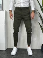 Elegantne muške pantalone maslinasto zelene boje, slim fit kroj sa duplim kopčanjem na prednjoj strani. Prikaz modela sa prednje strane.