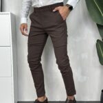 Elegantne muške pantalone u tamnobraon boji sa uskim nogavicama. Prikaz bočne strane.
