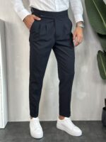 Elegantne muške tamnoplave pantalone s podesivim pojasom, prednji pogled