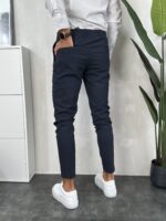 Elegantne muške pantalone u crnoj boji, kroj slim fit, Prikaz zadnje strane.