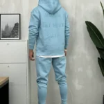 Muška trenerka komplet u svetloplavoj boji sa vezom na ledjima, rukavu i nogavici, zadnji prikaz.