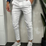 Bočna i prednja strana muških belih pantalona.