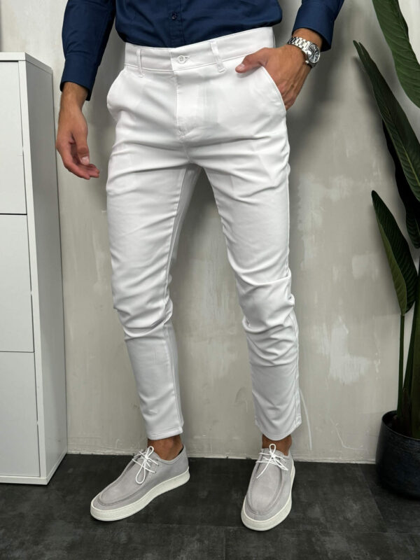 Bočna i prednja strana muških belih pantalona.