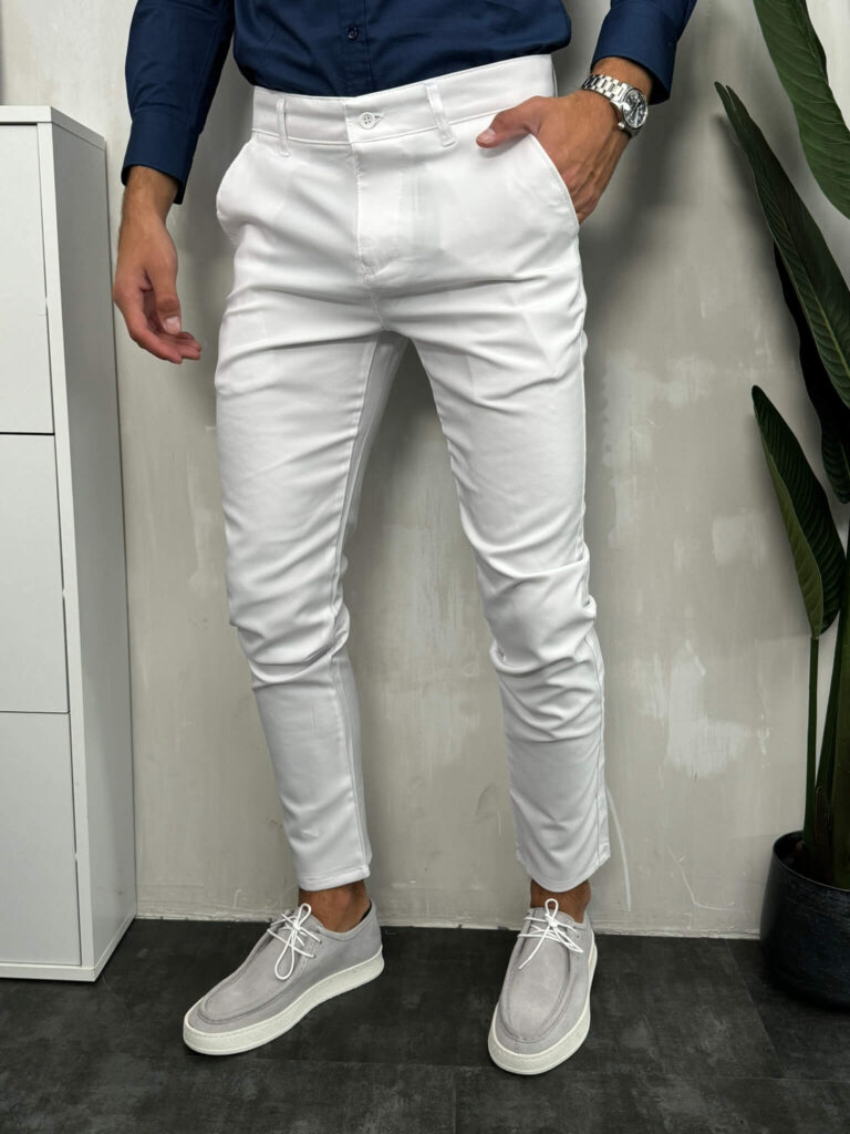 Bočna i prednja strana muških belih pantalona.