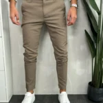 Muške pantalone u braon boji, elegantni kroj, prednji prikaz.