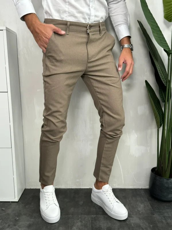 Muške pantalone u braon boji, elegantni kroj, prednji prikaz.