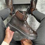 Muške kožne duboke čizme u braon boji sa visokim crnim prošivenim đonom. Slika bočne strane.