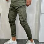 Muške maslinaste keper džeparice sa praktičnim džepovima i modernim krojem. Prikaz bočne strane.