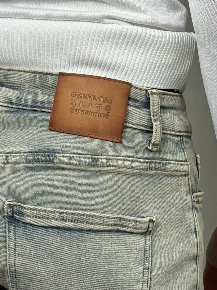 Muške farmerke old denim boje, regular fit, sa elastinom, zadnji džep sa logom brenda.