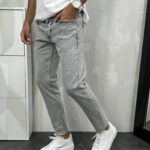 Muške sive farmerke sa dodatkom elastina. Slika sa strane modela u koraku.