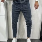 Muške farmerke slim fit kroj u specifičnoj kombinaciji tamno plave i crne boje. Slika prednje strane.