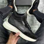 Muške kožne čizme u crnoj boji sa debelim belim đonom, kombinacija glatke i prevrnute kože