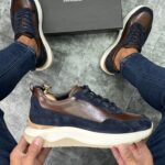 Muške kožne patike u kombiniciji teget i braon boje. Bež i bela kombinacija đona. Slika izbliza.