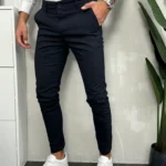 Muške pantalone u teget boji. Bočni prikaz.