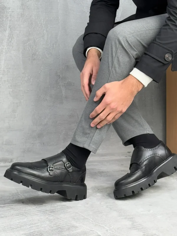 Muške kožne cipele u crnoj boji, wingtip model sa visokim đonom.